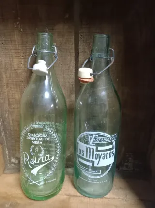 Bottiglie antiche di bibite
