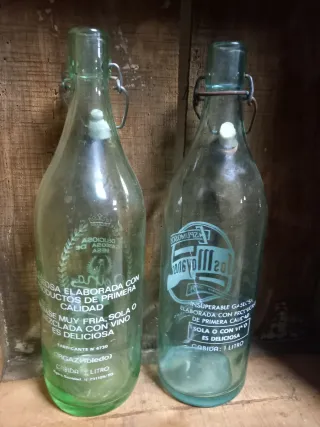 Bottiglie antiche di bibite