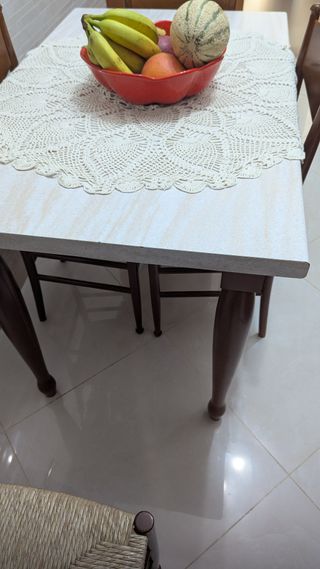 Tavolo da cucina beige e marrone