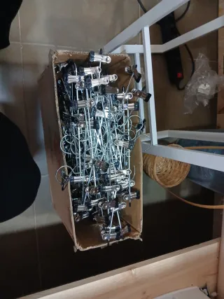 Perchas con pinzas plateadas