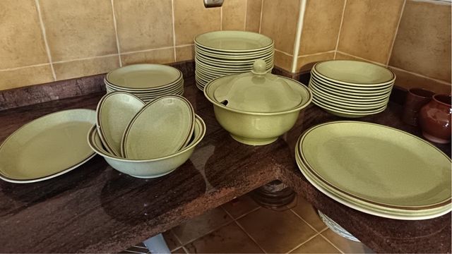 Vajilla cerámica verde y marrón