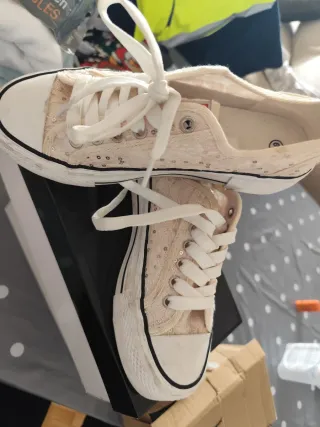 Zapatillas Beige y Blancas