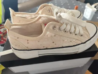 Zapatillas Beige y Blancas