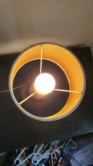 Lámpara de mesa dorada y naranja