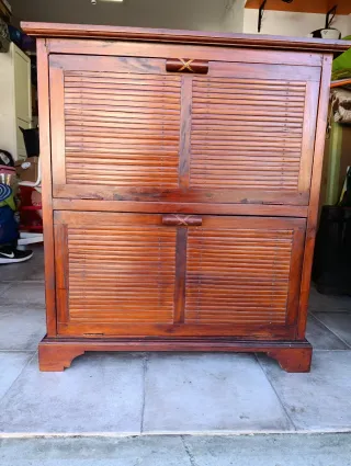 Zapatero de madera con puertas de bambú