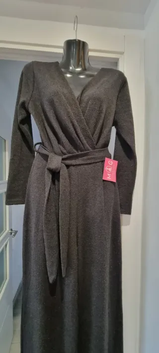 Mono largo gris de punto con cinturón