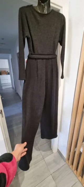 Mono largo gris de punto con cinturón