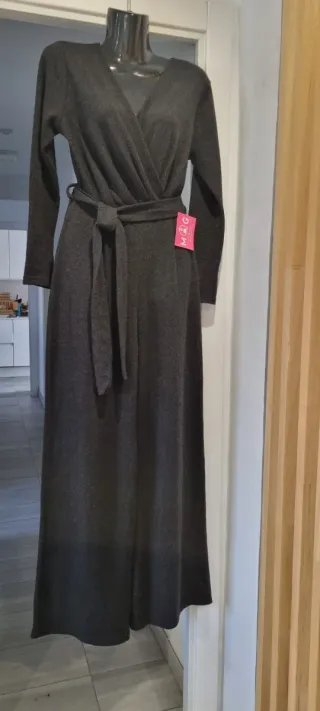 Mono largo gris de punto con cinturón