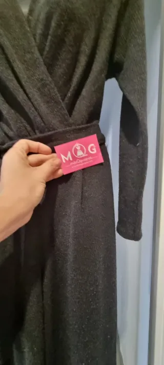 Mono largo gris de punto con cinturón