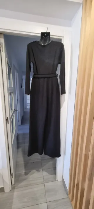 Mono largo gris de punto con cinturón