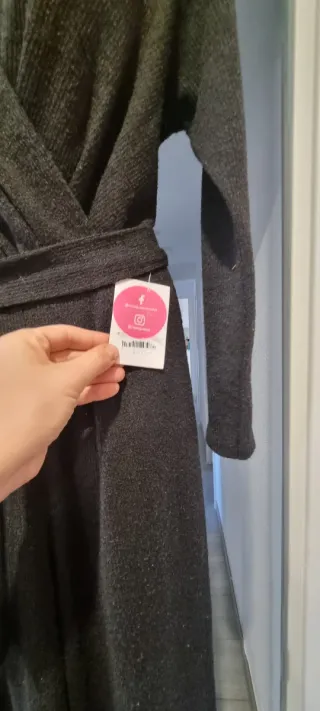 Mono largo gris de punto con cinturón