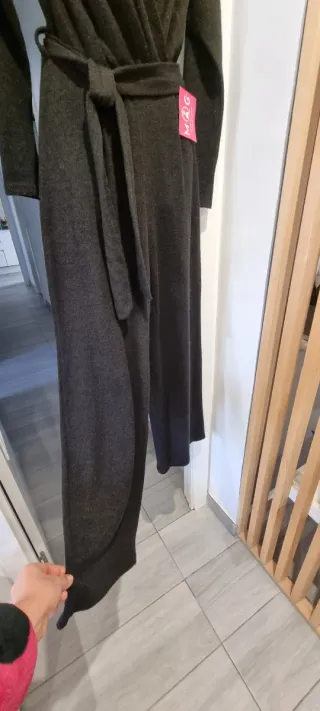 Mono largo gris de punto con cinturón