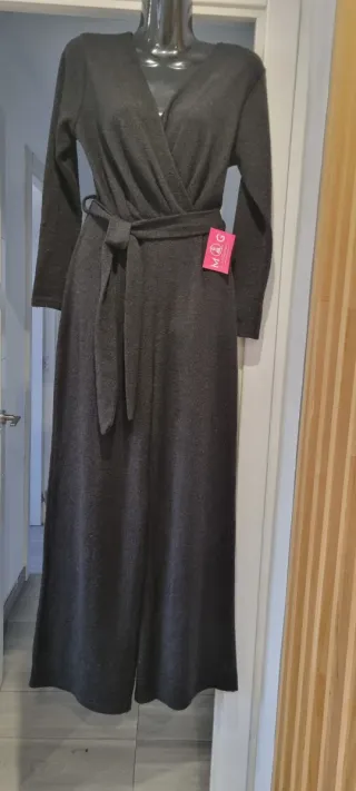 Mono largo gris de punto con cinturón