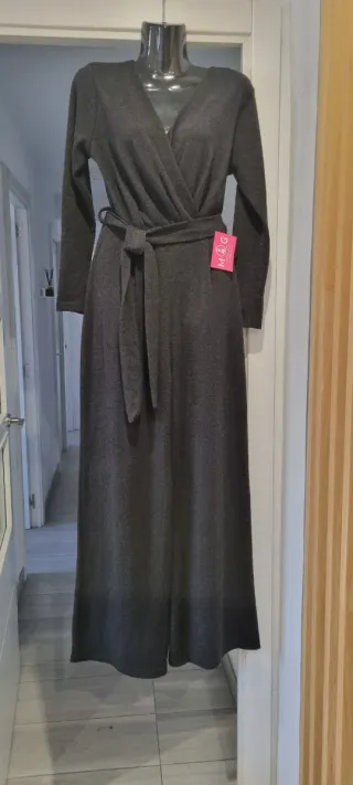 Mono largo gris de punto con cinturón