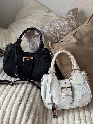 Bolso Negro y Blanco con Correa ajustable.