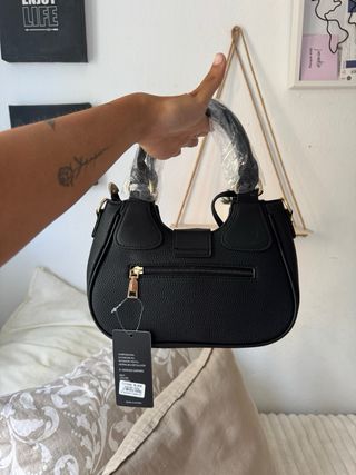 Bolso Negro y Blanco con Correa ajustable.