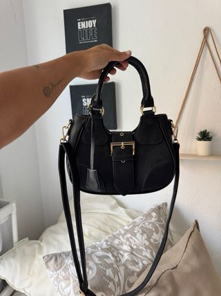 Bolso Negro y Blanco con Correa ajustable.