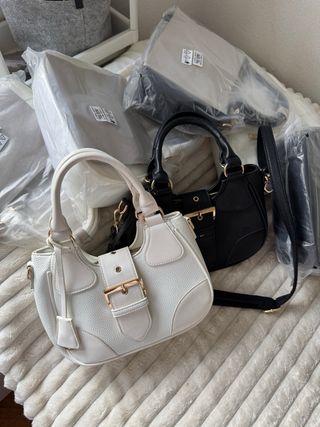 Bolso Negro y Blanco con Correa ajustable.