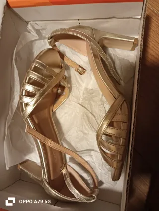 Zapatos de fiesta dorados nuevos