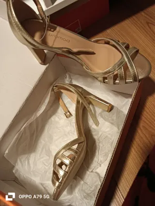 Zapatos de fiesta dorados nuevos