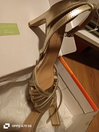 Zapatos de fiesta dorados nuevos