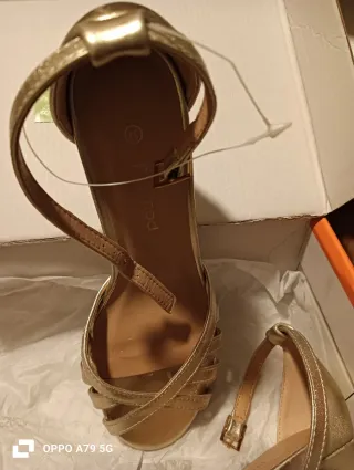 Zapatos de fiesta dorados nuevos