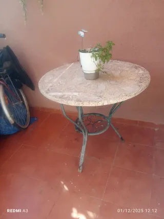 Tavolo da patio in pietra marmo e metallo