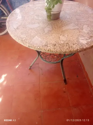 Tavolo da patio in pietra marmo e metallo