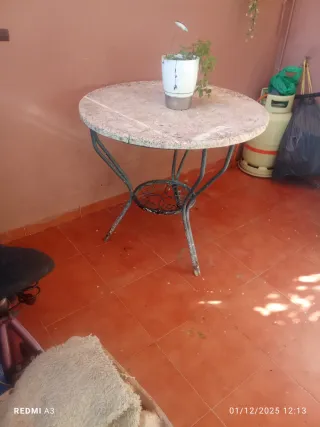 Tavolo da patio in pietra marmo e metallo