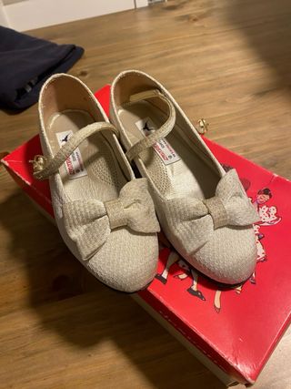Zapatos Fallera Niña Beige y Dorado