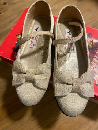 Zapatos Fallera Niña Beige y Dorado