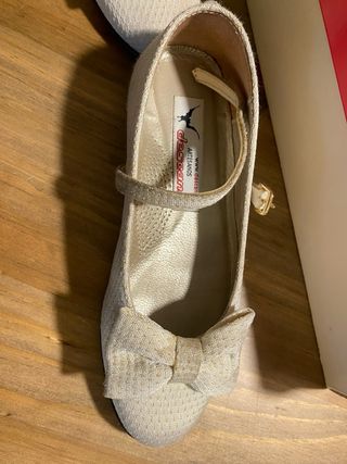 Zapatos Fallera Niña Beige y Dorado