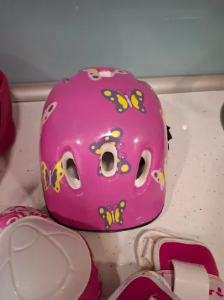 Casco y protecciones patinaje niña mariposas