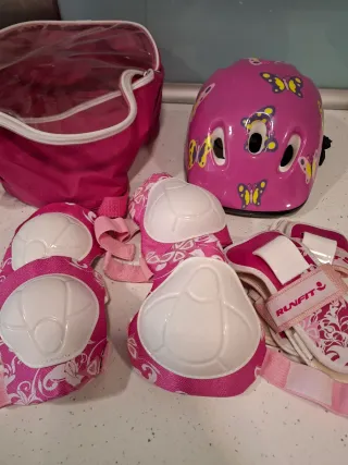 Casco y protecciones patinaje niña mariposas