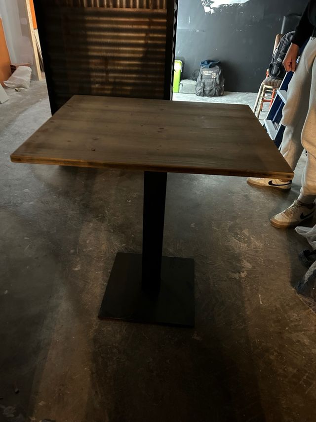 Tavolo in legno e metallo