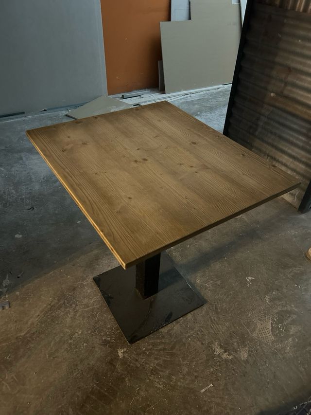 Tavolo in legno e metallo