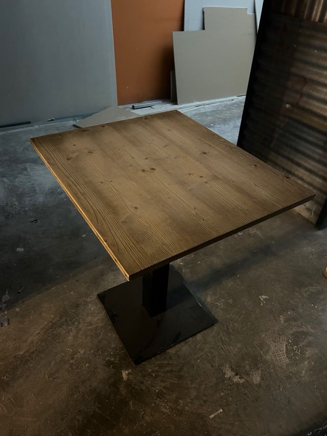 Tavolo in legno e metallo