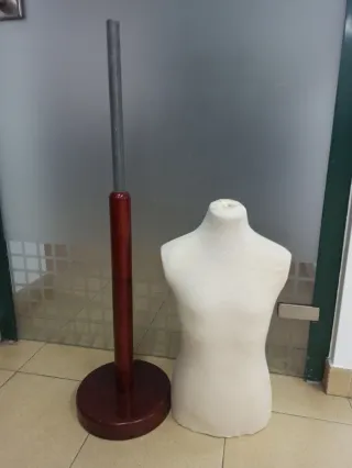 Manichino per bambini beige con base marrone