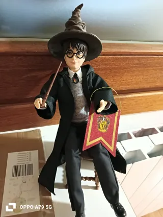 Muñeco Harry Potter con varita y escudo