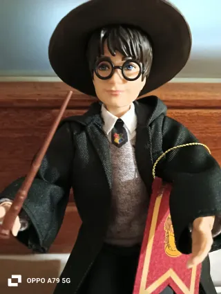 Muñeco Harry Potter con varita y escudo