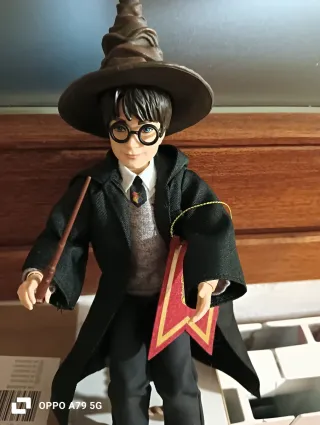 Muñeco Harry Potter con varita y escudo