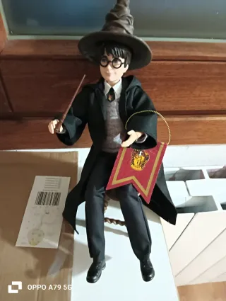 Muñeco Harry Potter con varita y escudo
