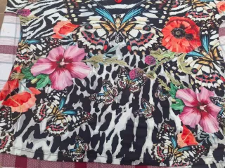 Blusa T 5XL. Medidas en descripción