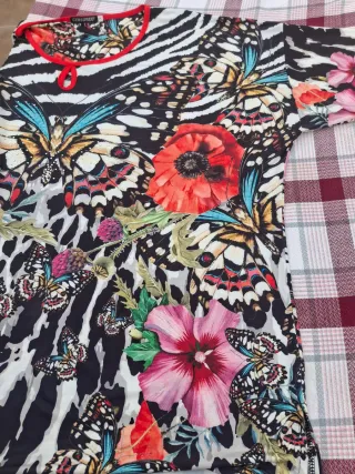 Blusa T 5XL. Medidas en descripción