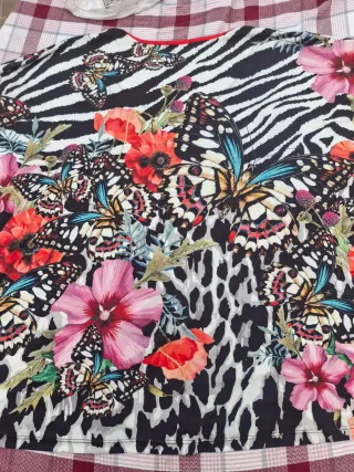 Blusa T 5XL. Medidas en descripción