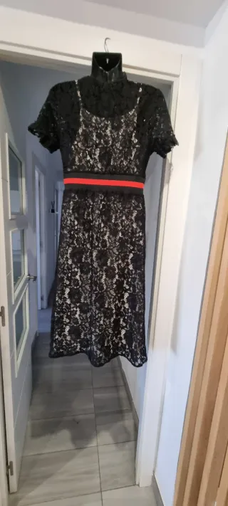 Vestido midi negro con cremallera y forro