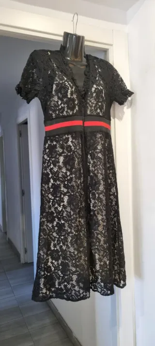Vestido midi negro con cremallera y forro