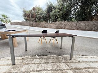 Mesa de despacho con patas metálicas