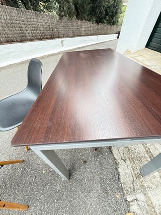 Mesa de despacho con patas metálicas