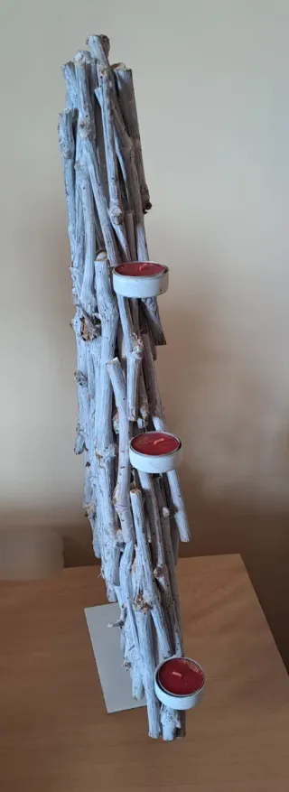 Struttura a forma di albero di Natale con candele